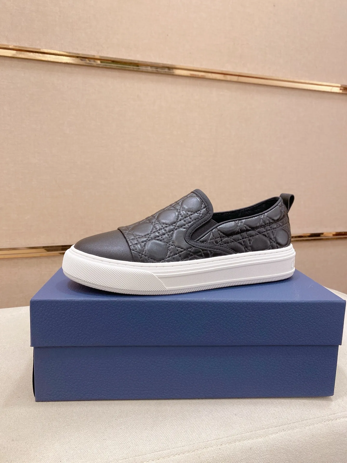 Factory price: 380💰 (leather lining * velvet lining optional) [Dior·Dio*] new casual sports style men's shoes, brand new design, perfect workmanship, slip-on lazy style to create cabinet quality, upper: imported first-layer cowhide, sheepskin lining is soft and comfortable, ultra-light rubber wear-resistant outsole, simple, versatile men's shoes, size: 39-44. Can be customized.45.46.47